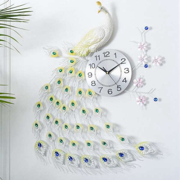Elegante Wanduhr mit weißem Pfauenschwanz