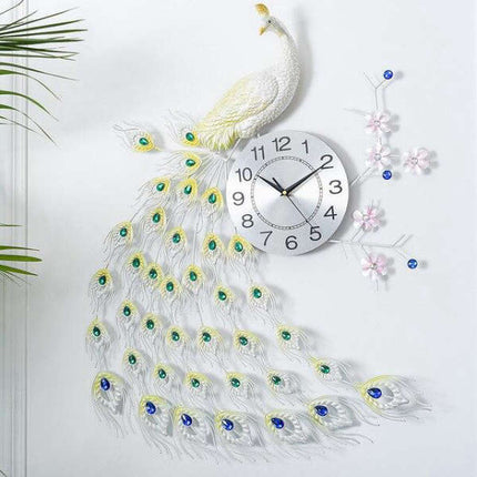 Elegante Wanduhr mit weißem Pfauenschwanz