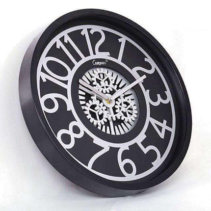 Wanduhr mit sichtbarem Zahnrad-Uhrwerk