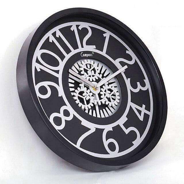 Wanduhr mit sichtbarem Zahnrad-Uhrwerk