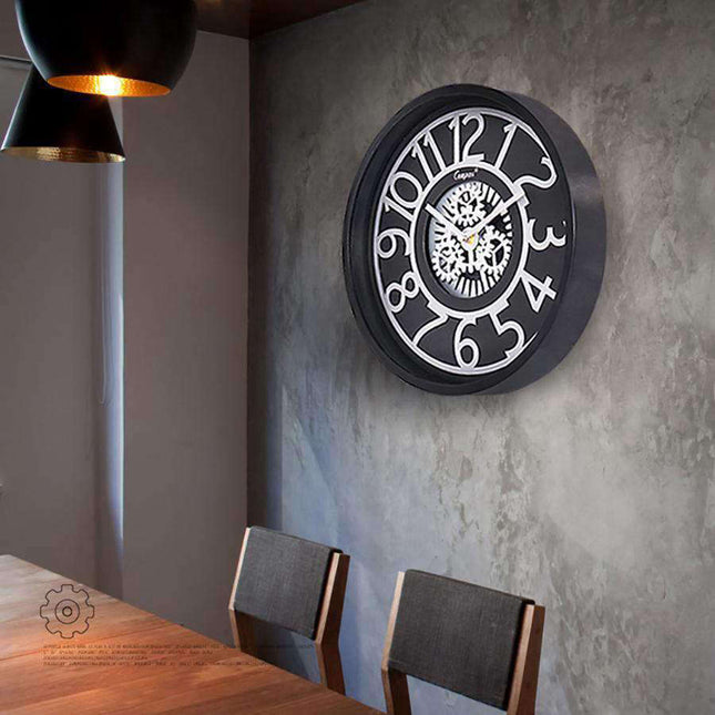 Wanduhr mit sichtbarem Zahnrad-Uhrwerk