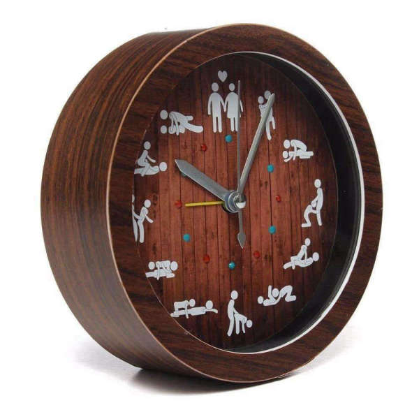 Lustige Kamasutra Wanduhr in Holzoptik