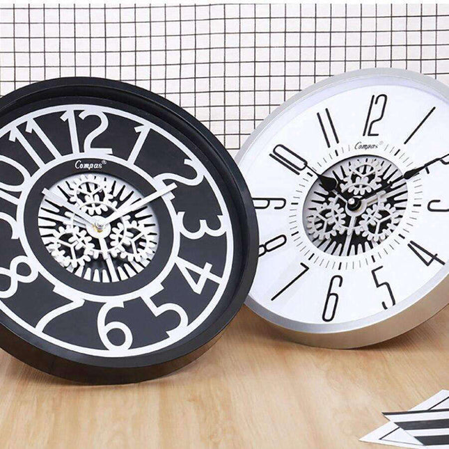 Wanduhr mit sichtbarem Zahnrad-Uhrwerk