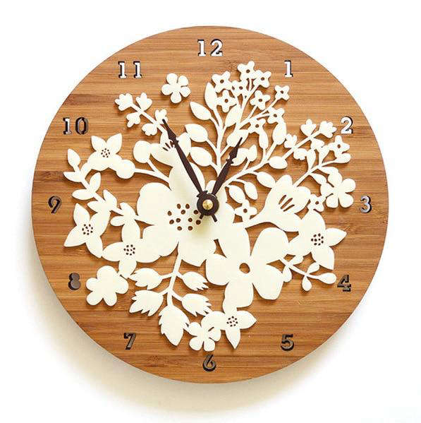 Runde Wanduhr mit Blumen-Relief Design