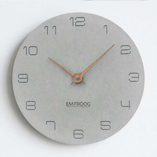 Minimalistische Wanduhr Betonoptik mit Holzeigern