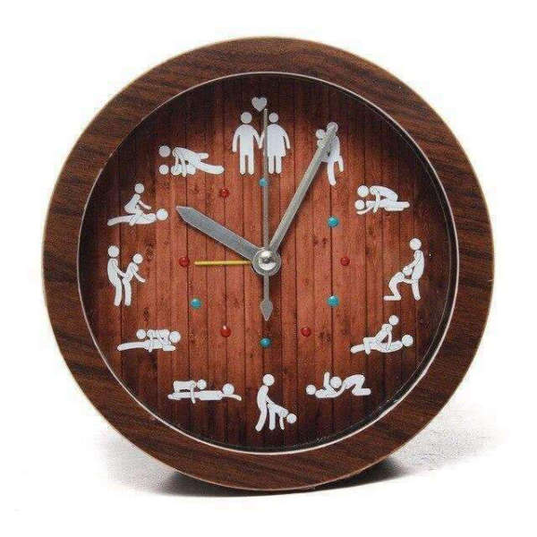 Lustige Kamasutra Wanduhr in Holzoptik