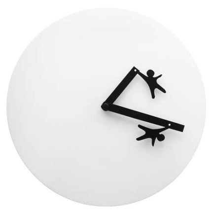 Kreative Wanduhr mit kletternden Figuren