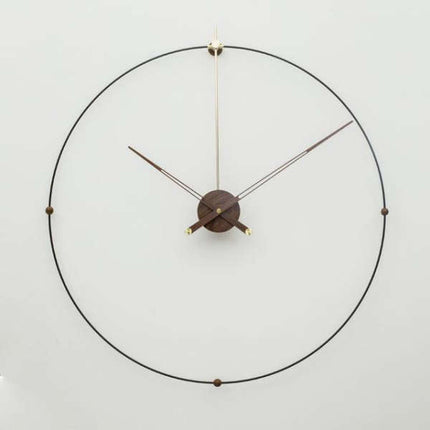 Minimalistische große Wanduhr aus Draht