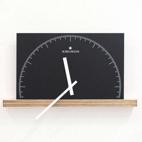 Moderne Wanduhr in Halbkreis-Form