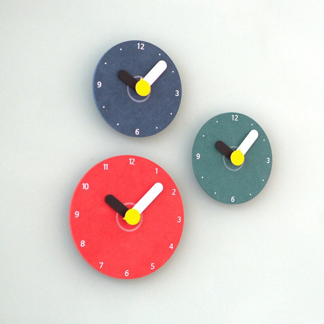 Moderne Wanduhr Holz mit dicken Zeigern