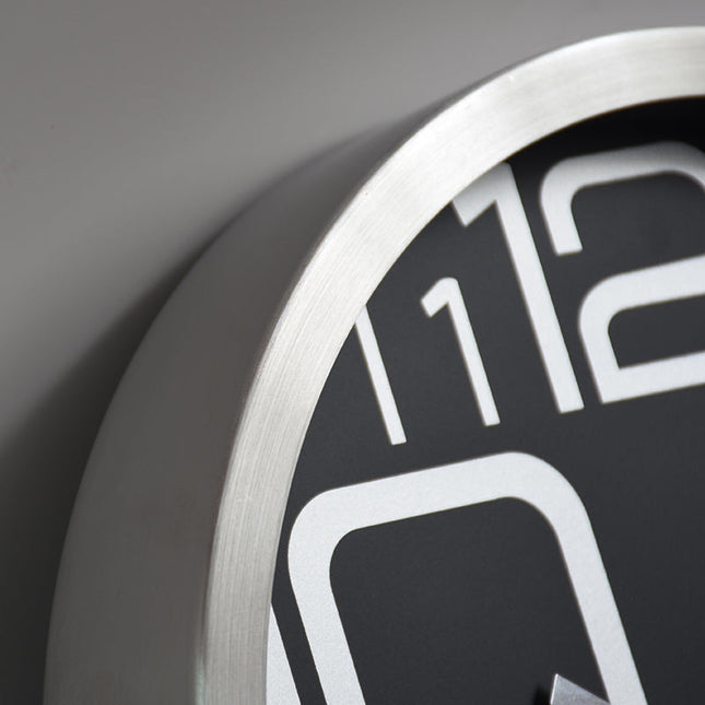 Einfache Wanduhr mit Metallrahmen klassisch