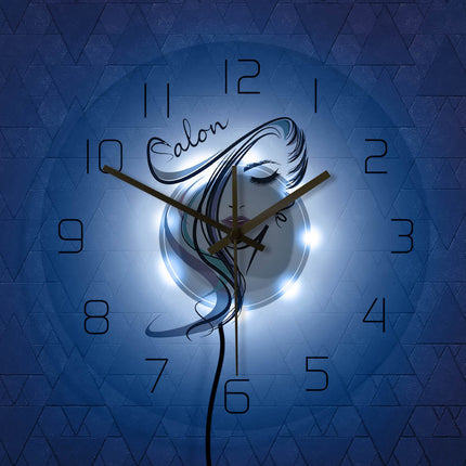 Elegante Wanduhr für den Schönheitssalon