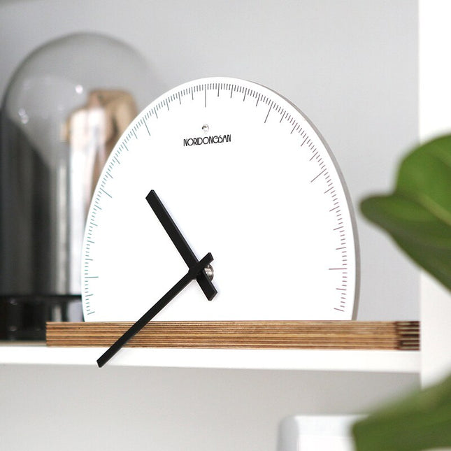 Halbrunde Wanduhr im skandinavischen Design