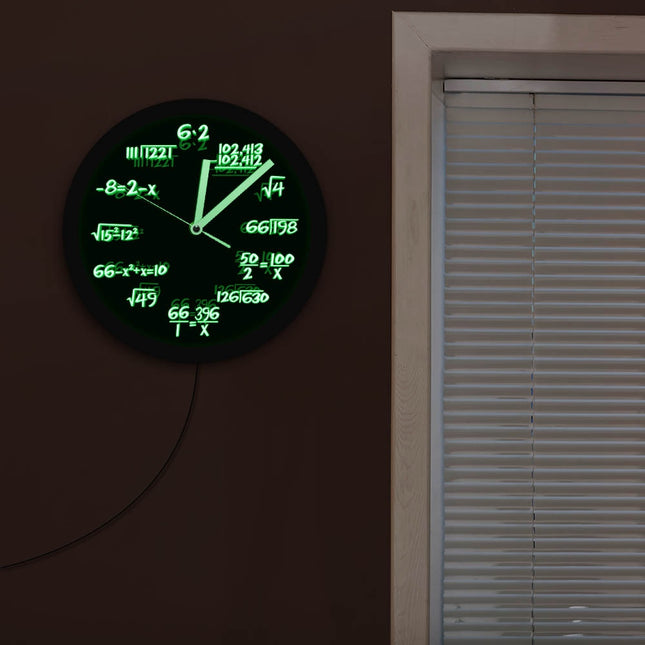 Wanduhr mit mathematischen Formeln und LED