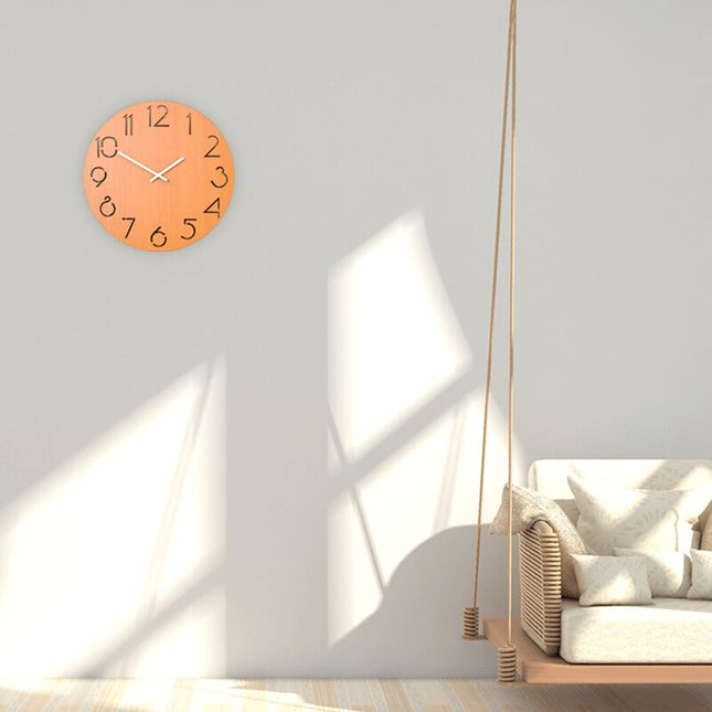 Schwarze Wanduhr Holz mit ausgeschnittenen Zahlen