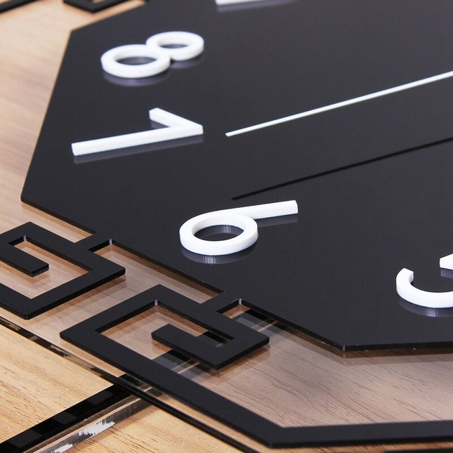 Achteckige Wanduhr asiatisch mit Pendel