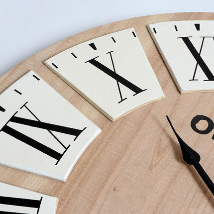 Wanduhr aus Holz im Landhausstil