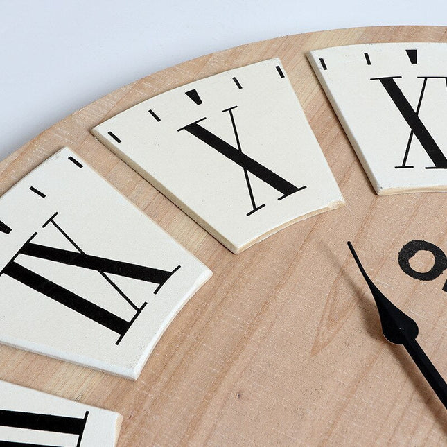 Wanduhr aus Holz im Landhausstil