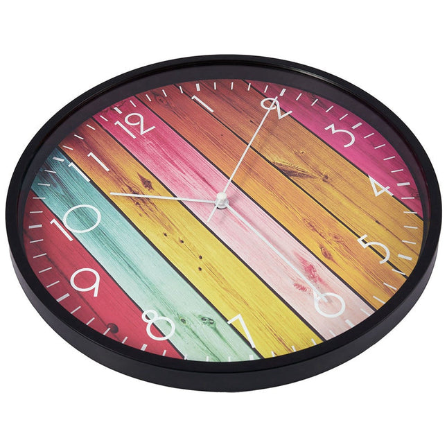 Bunte Wanduhr in farbiger Holzoptik