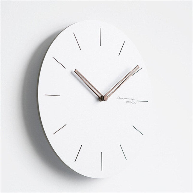 Minimalistische skandinavische Wanduhr leise