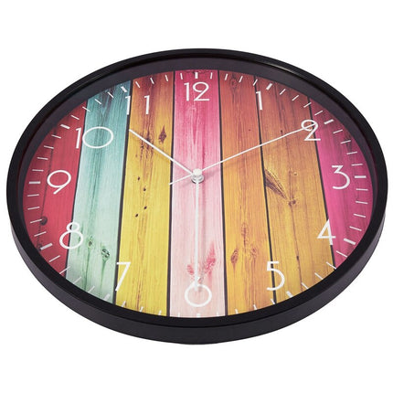 Bunte Wanduhr in farbiger Holzoptik