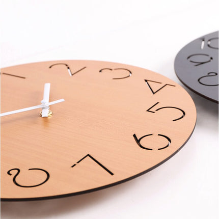 Schwarze Wanduhr Holz mit ausgeschnittenen Zahlen