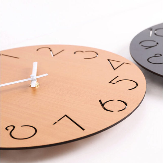 Schwarze Wanduhr Holz mit ausgeschnittenen Zahlen