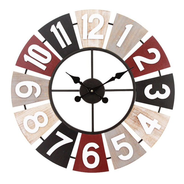 Wanduhr aus Holz im Landhausstil