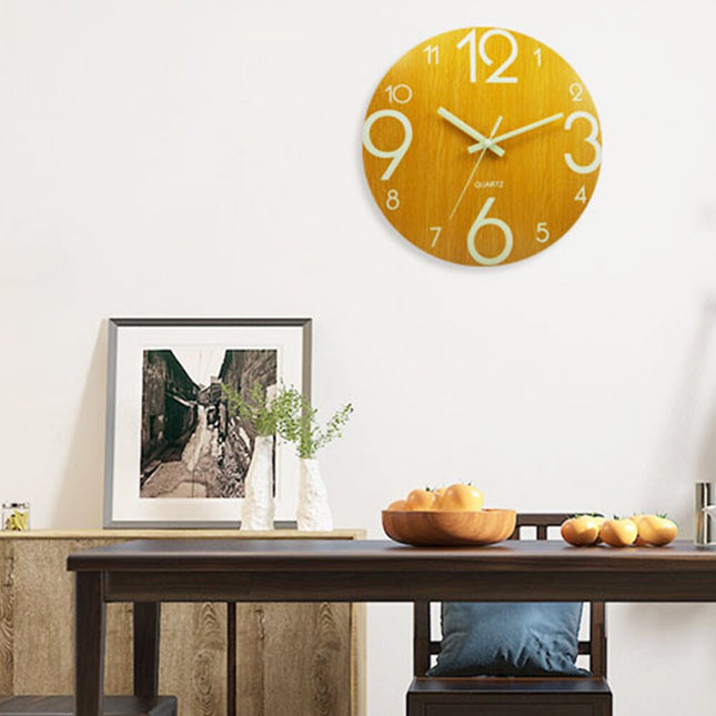 Leise Holzwanduhr mit Leuchtziffern