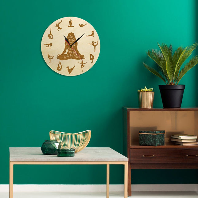 Wanduhr aus Holz mit Yoga-Posen