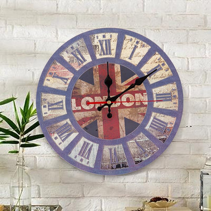 Originelle Wanduhr mit niedlichen Eulen