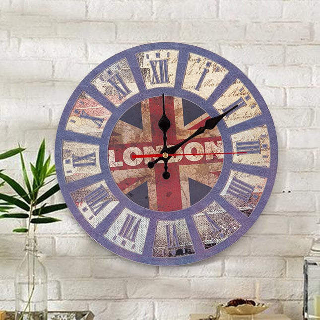 Originelle Wanduhr mit niedlichen Eulen