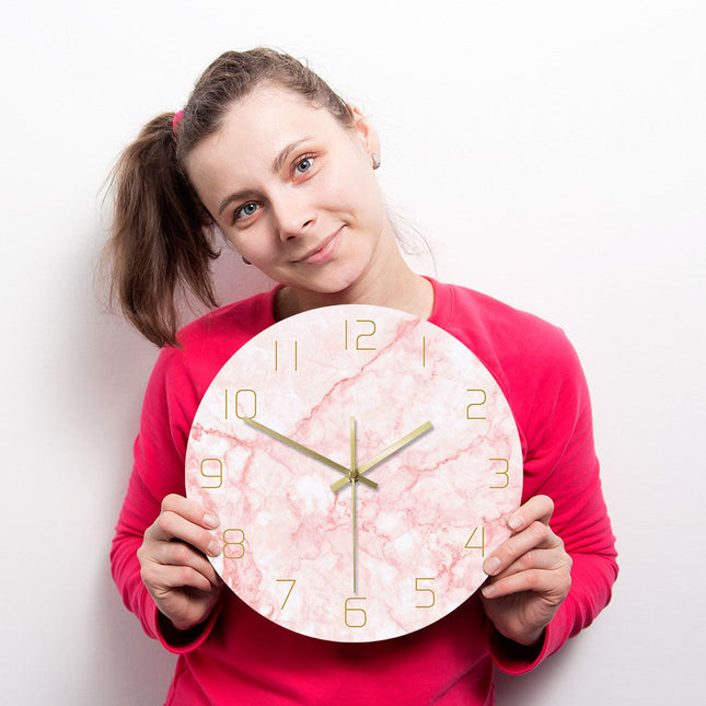 Skandinavische Wanduhr rosa Marmor Optik