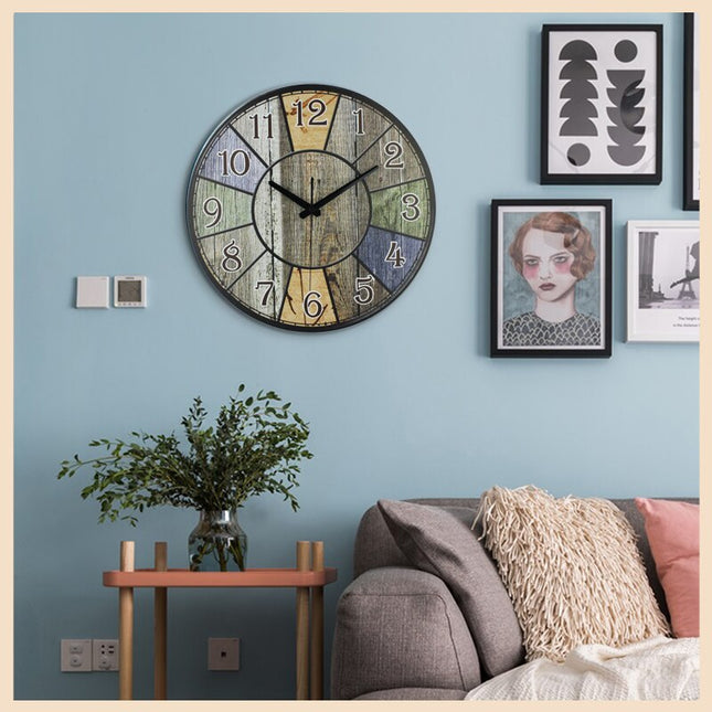 Runde Vintage Wanduhr in bunter Holzoptik