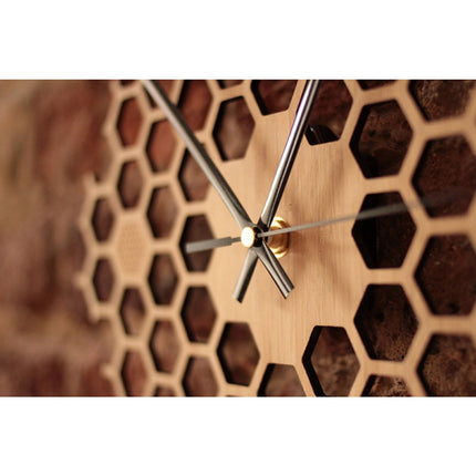 Wanduhr Holz mit Wabenmuster Design