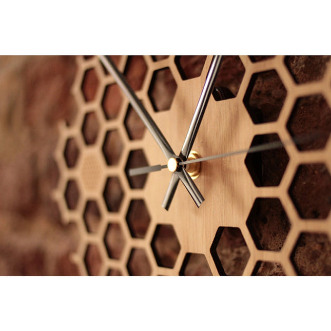 Wanduhr Holz mit Wabenmuster Design