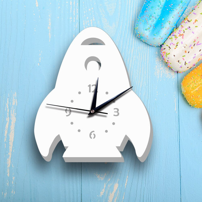 Weiße Kinder Wanduhr in Raketen-Form