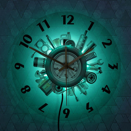 Wanduhr für Werkstatt mit Autoteilen