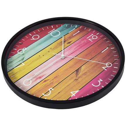 Bunte Wanduhr in farbiger Holzoptik
