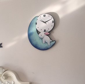 Süße Kinderzimmer Wanduhr Hase auf Mond