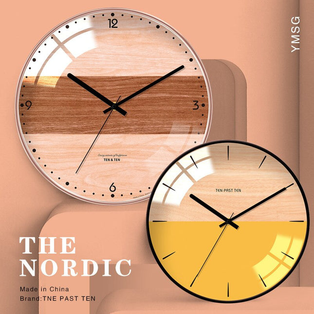 Gewölbte Wanduhr im nordischen Stil