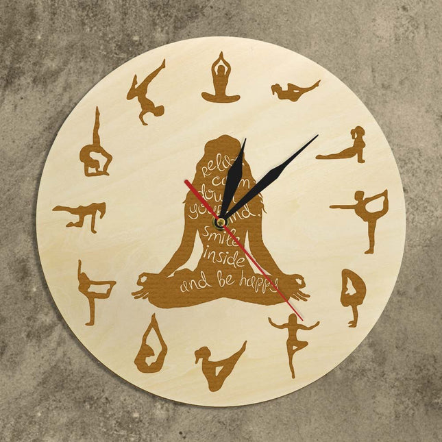 Wanduhr aus Holz mit Yoga-Posen