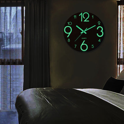 Leise Holzwanduhr mit Leuchtziffern