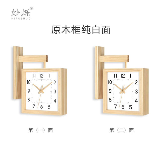 Quadratische Wanduhr aus hellem Holz