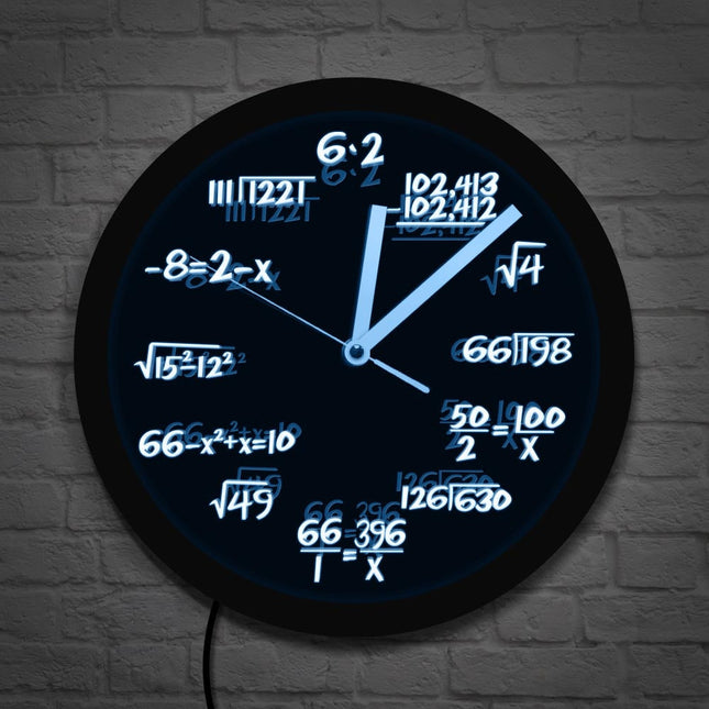 Wanduhr mit mathematischen Formeln und LED