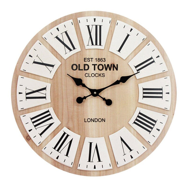 Wanduhr aus Holz im Landhausstil