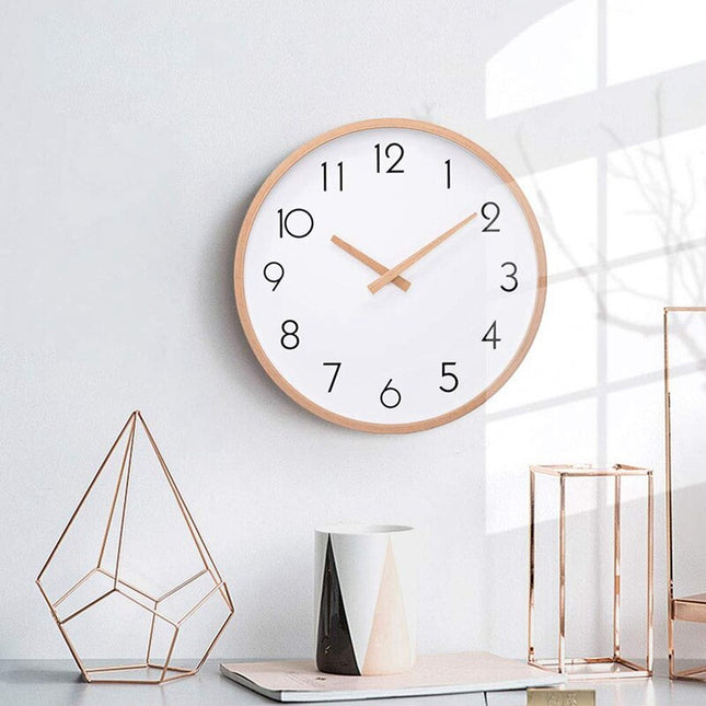 Skandinavische Wanduhr mit Holzrahmen rund