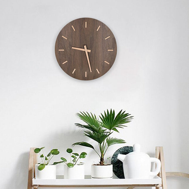 Minimalistische Holzwanduhr ohne Zahlen dunkel