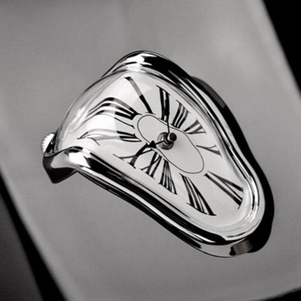 Schmelzende Uhr im Salvador Dalí Stil