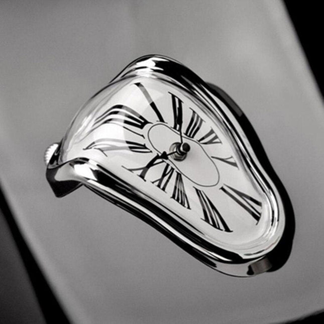 Schmelzende Uhr im Salvador Dalí Stil